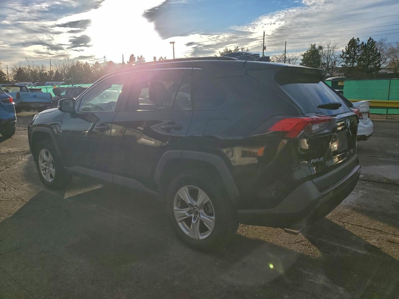 2021 TOYOTA RAV4 XLE photo 2