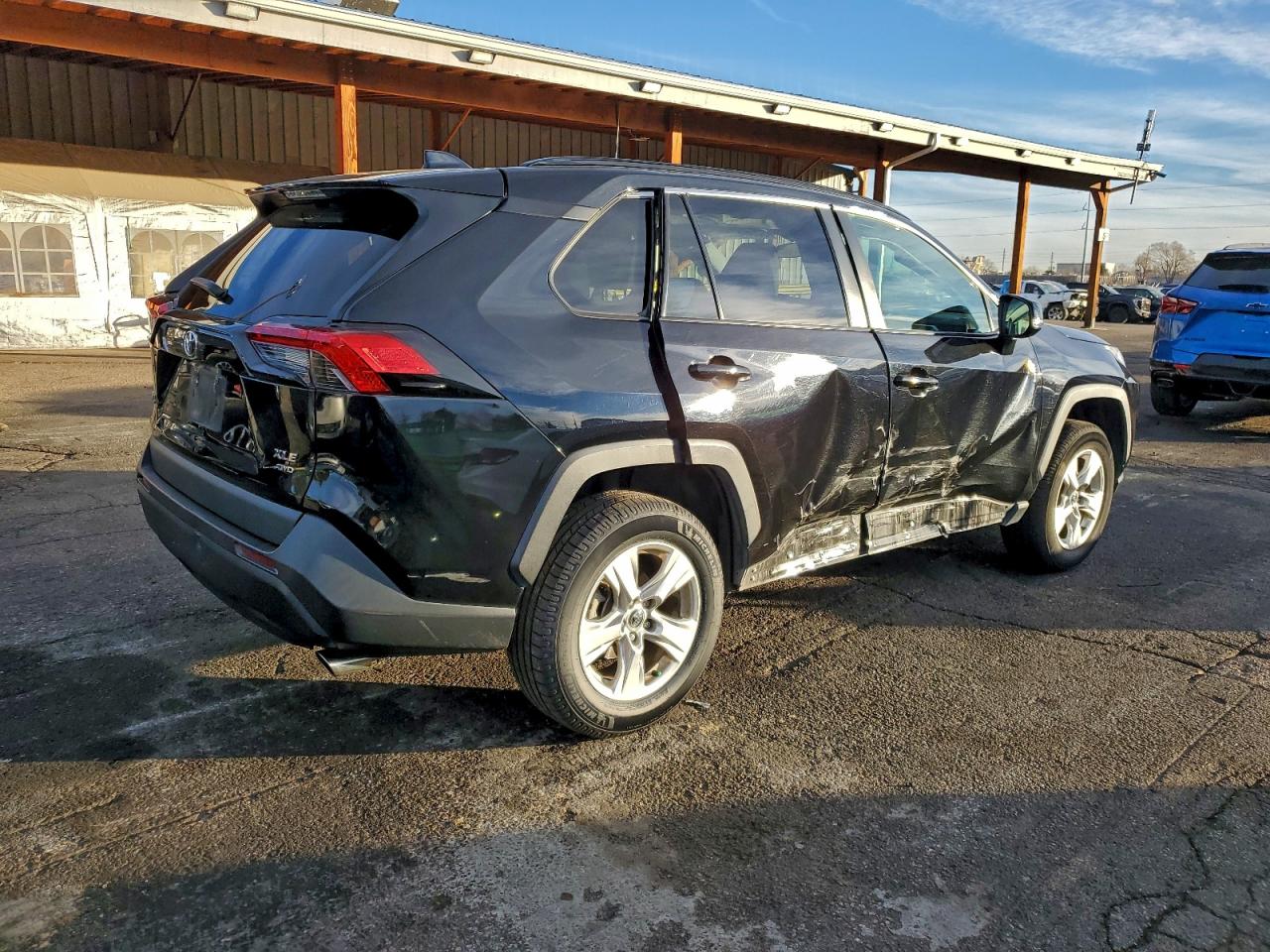 2021 TOYOTA RAV4 XLE photo 3