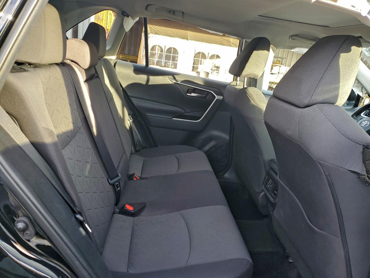 2021 TOYOTA RAV4 XLE photo 10