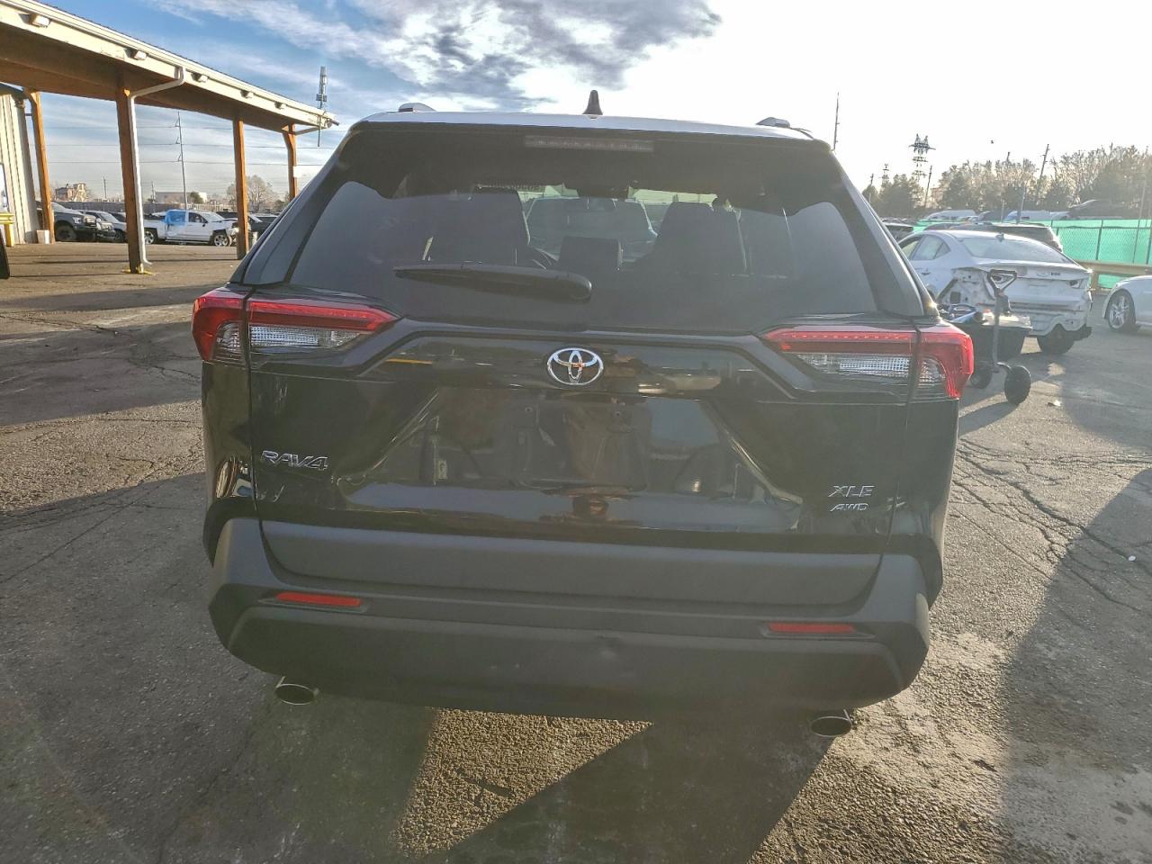 2021 TOYOTA RAV4 XLE photo 6