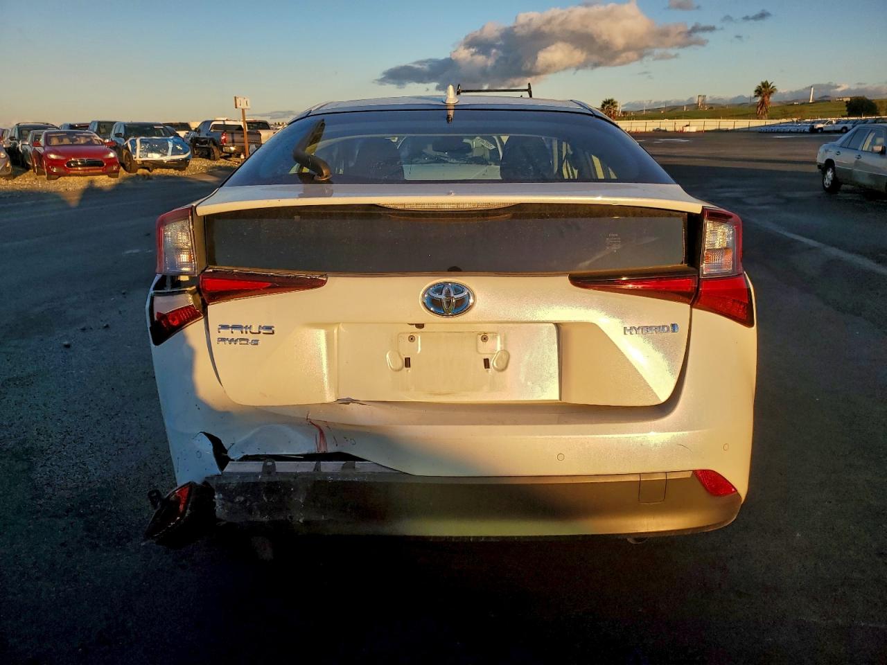 2019 TOYOTA PRIUS photo 16