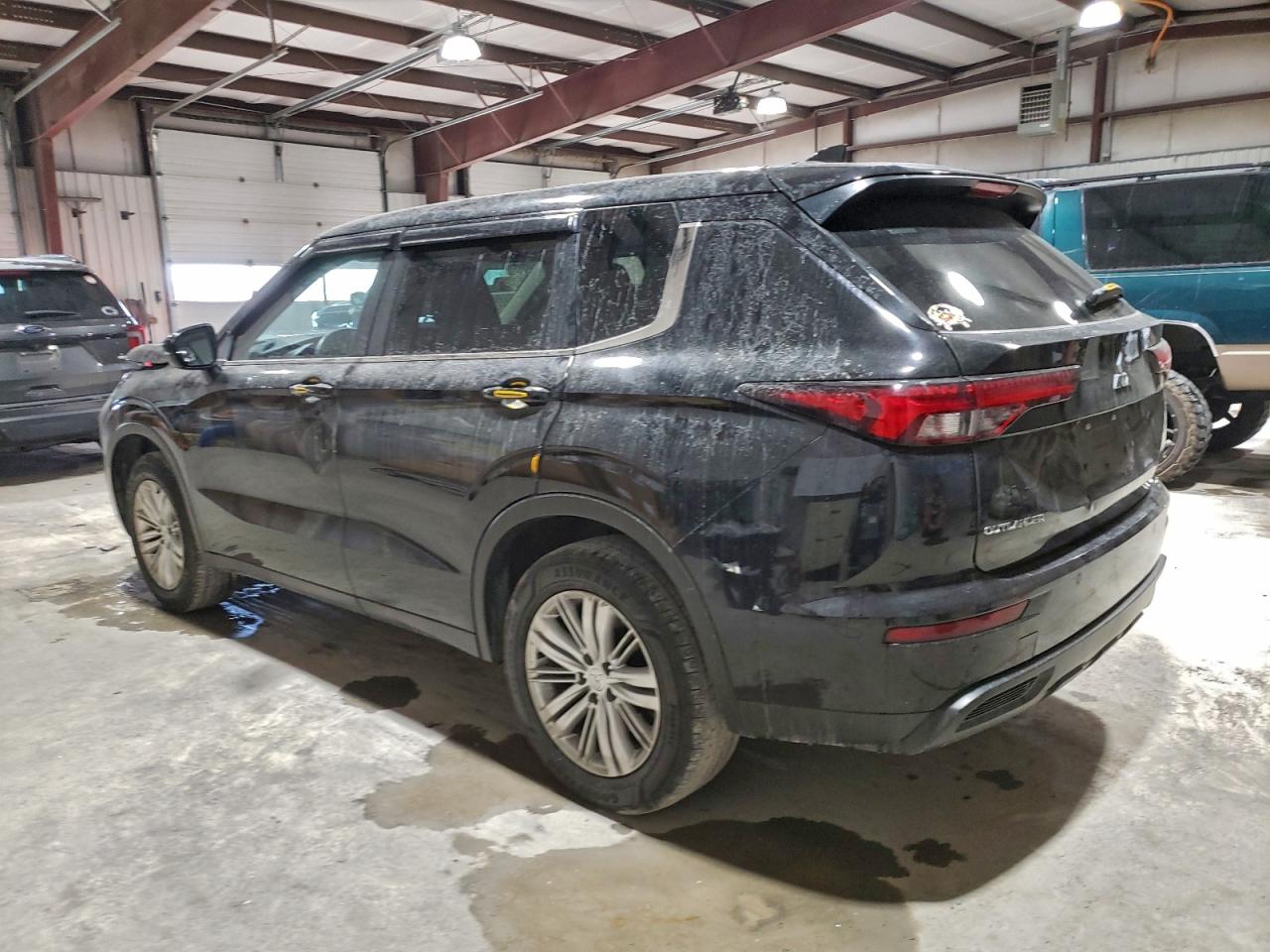 2024 MITSUBISHI OUTLANDER ES photo 2