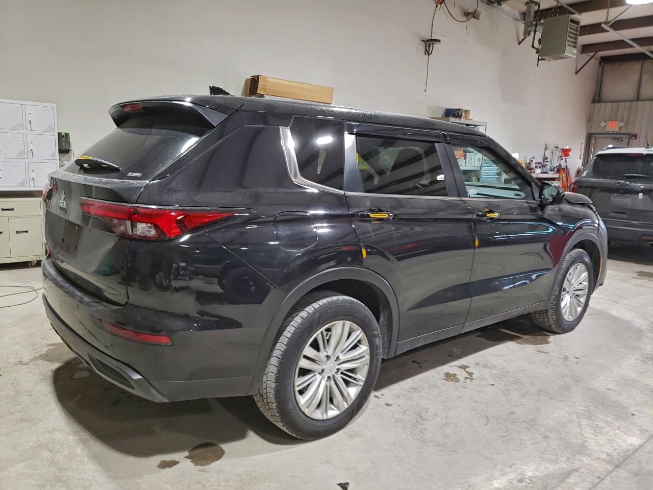 2024 MITSUBISHI OUTLANDER ES photo 3