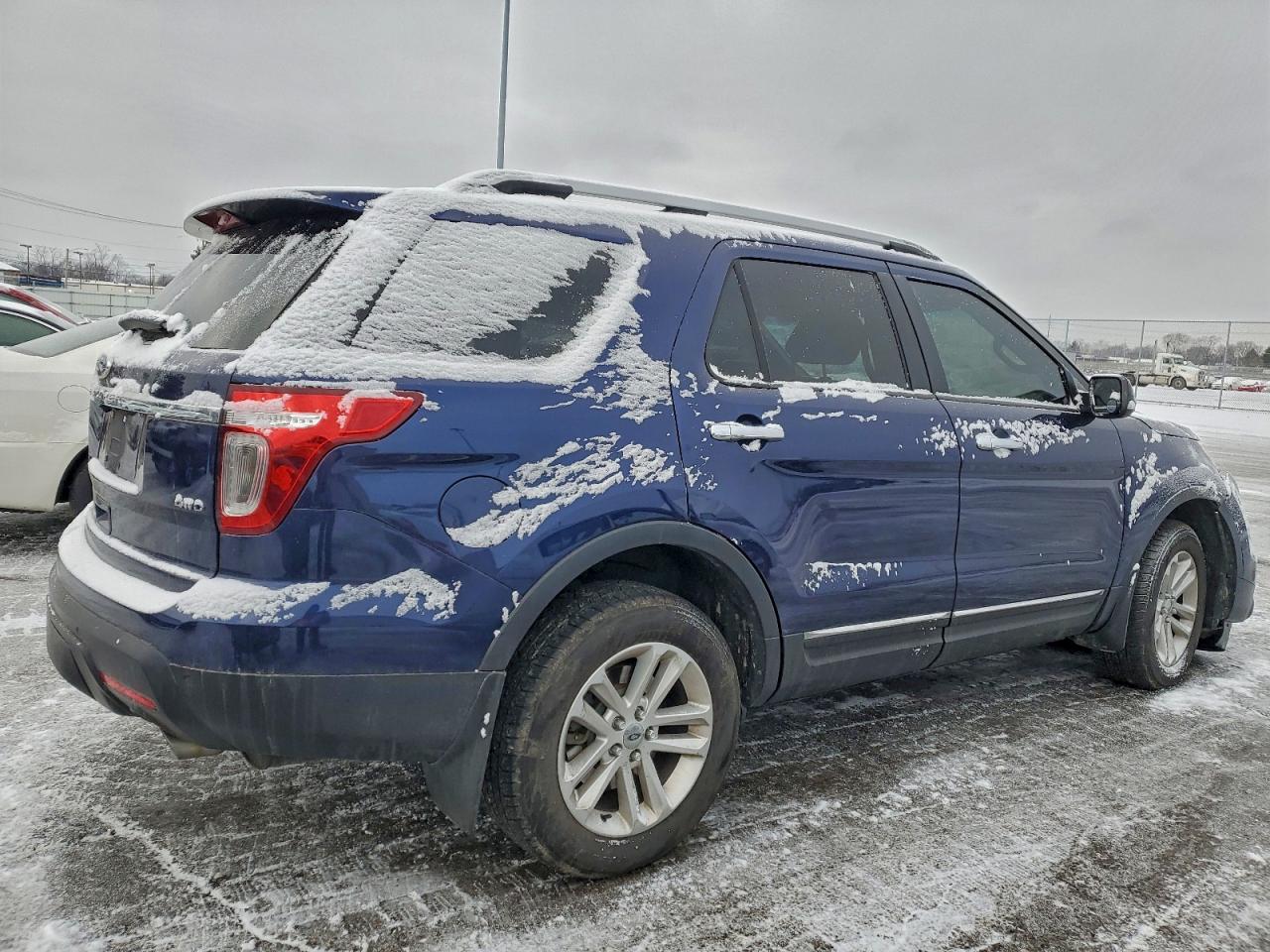 2011 FORD EXPLORER XLT photo 3