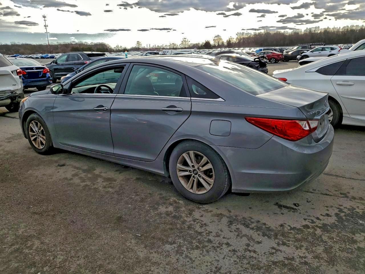 2013 HYUNDAI SONATA GLS photo 2