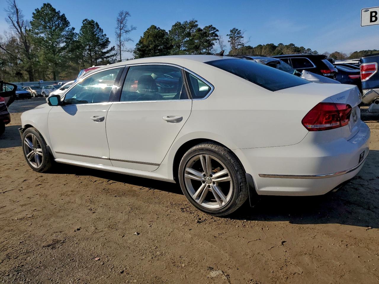 2015 VOLKSWAGEN PASSAT SE photo 2