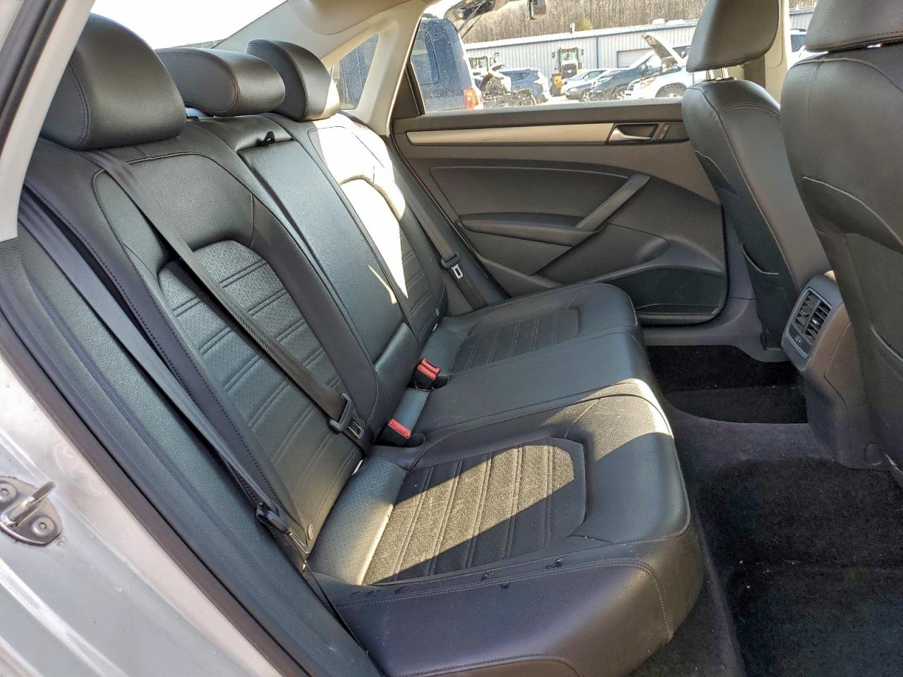 2015 VOLKSWAGEN PASSAT SE photo 10
