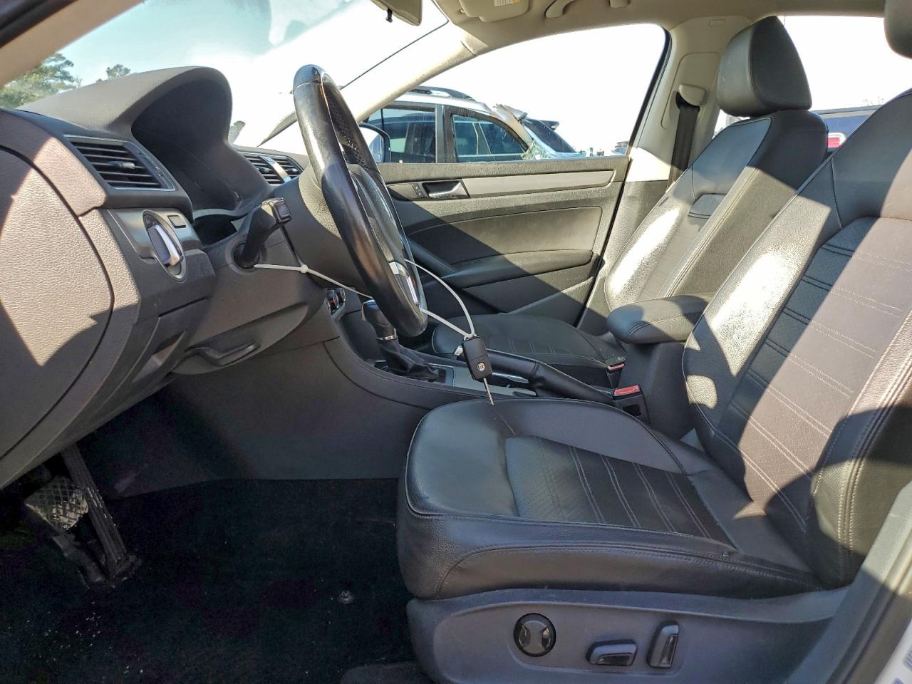 2015 VOLKSWAGEN PASSAT SE photo 7