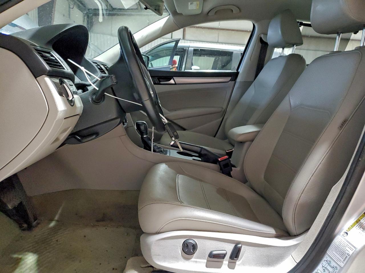 2015 VOLKSWAGEN PASSAT S photo 7
