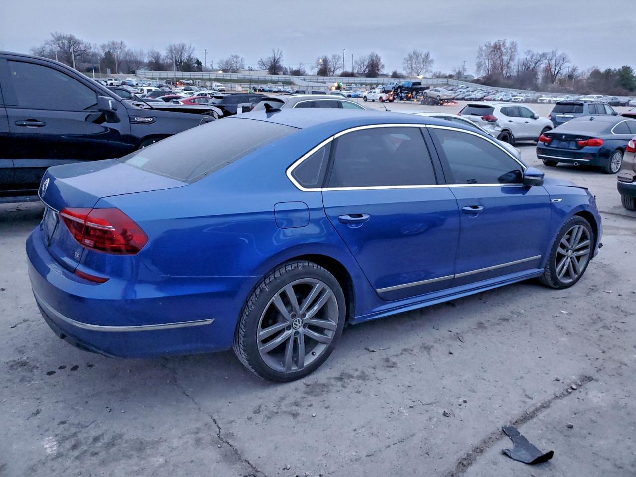 2017 VOLKSWAGEN PASSAT R-LINE photo 3
