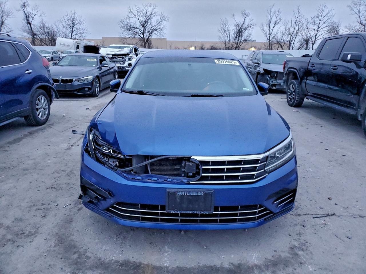 2017 VOLKSWAGEN PASSAT R-LINE photo 5