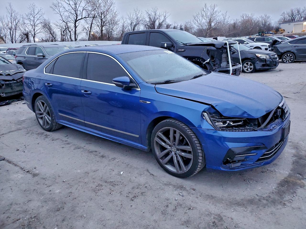 2017 VOLKSWAGEN PASSAT R-LINE photo 4