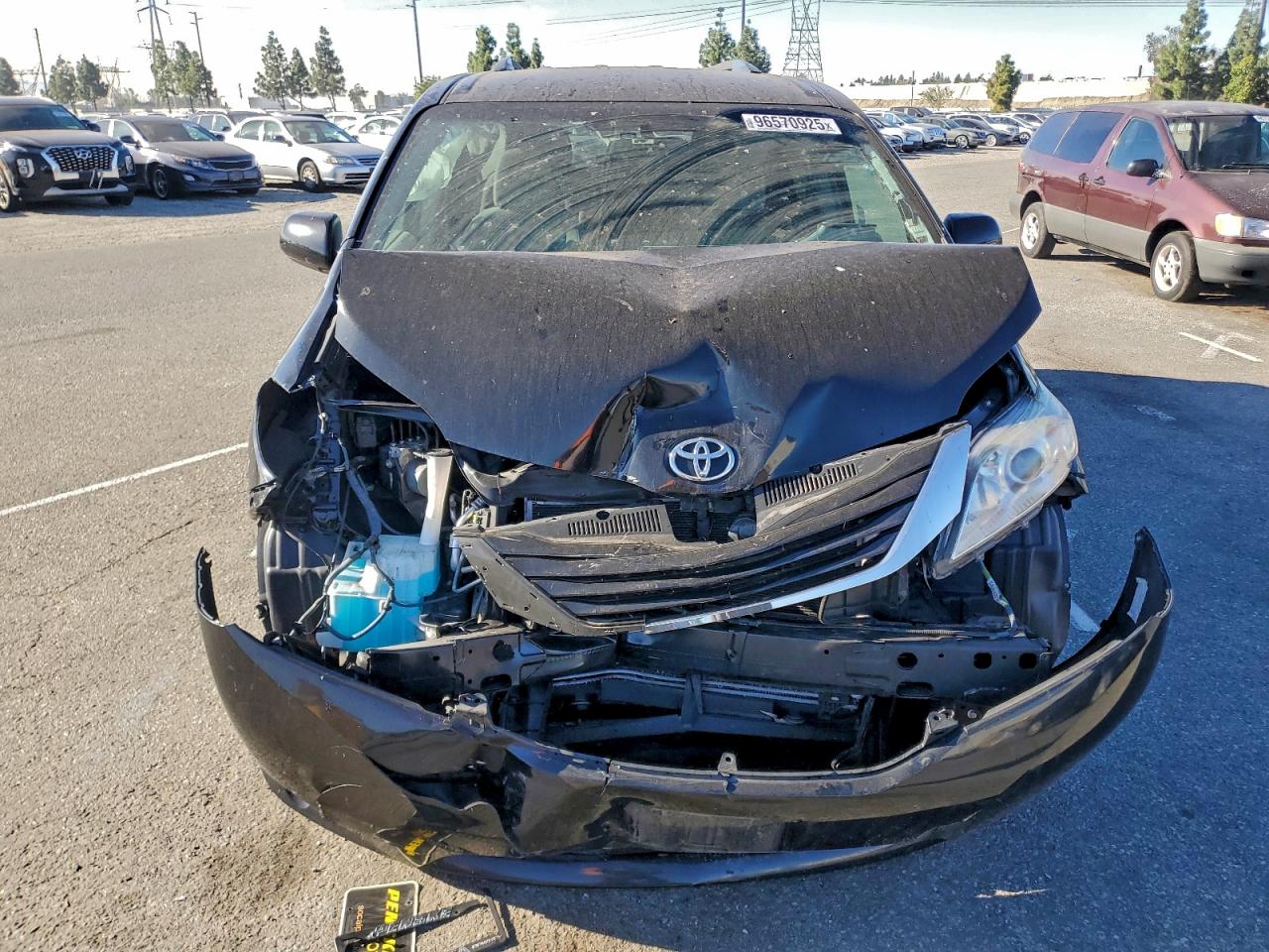 2017 TOYOTA SIENNA LE photo 5