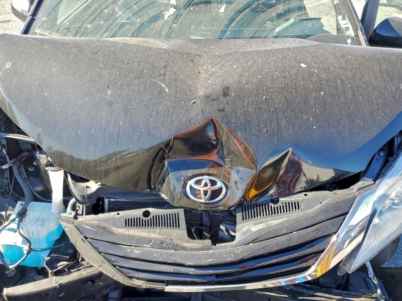 2017 TOYOTA SIENNA LE photo 12