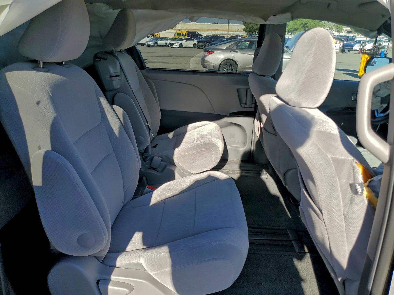 2017 TOYOTA SIENNA LE photo 11