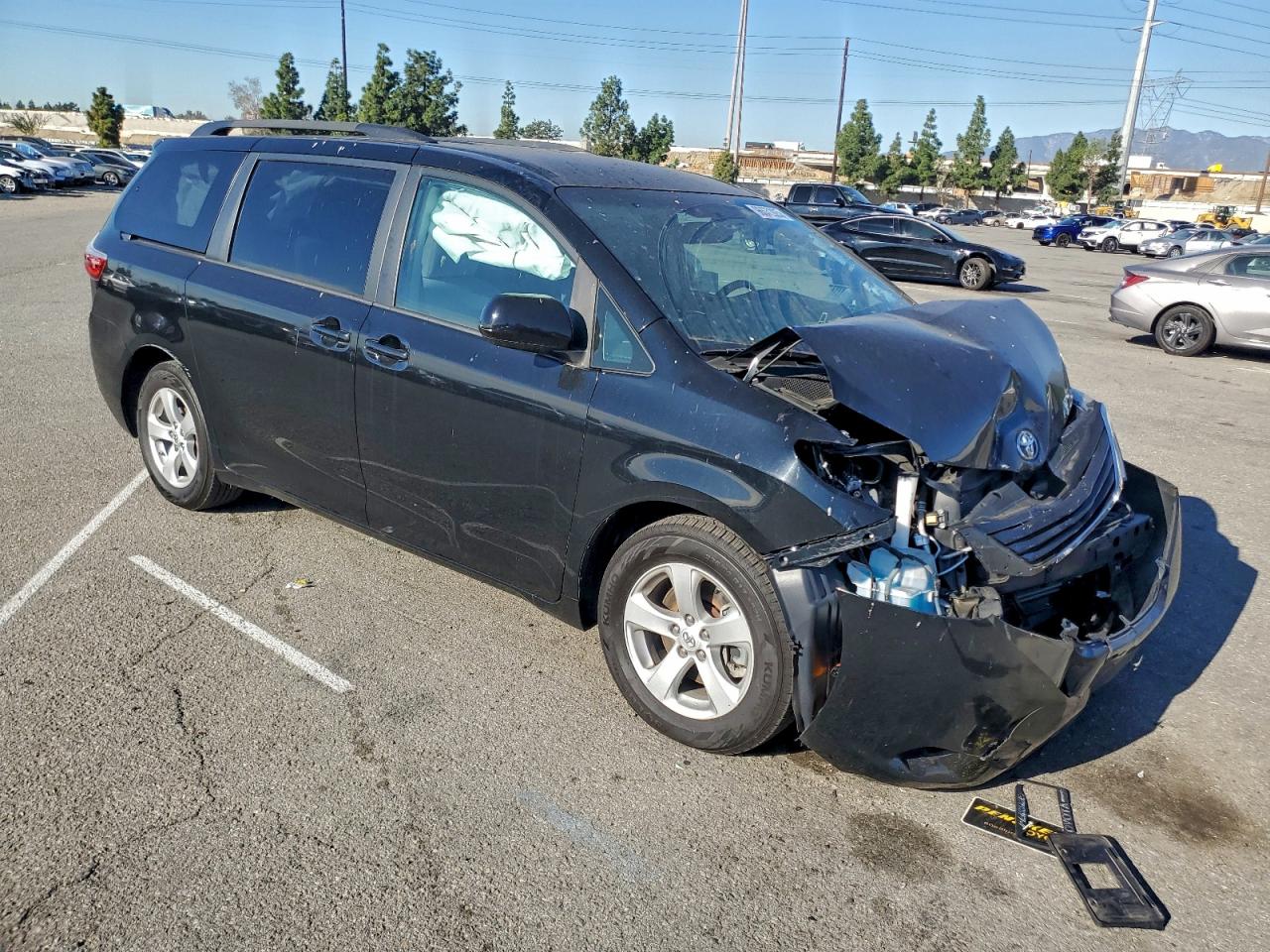 2017 TOYOTA SIENNA LE photo 4