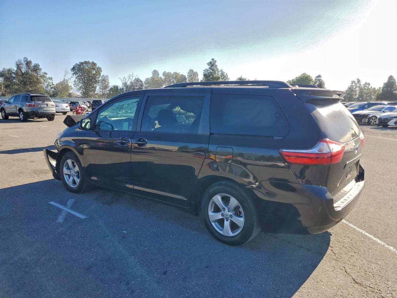 2017 TOYOTA SIENNA LE photo 2