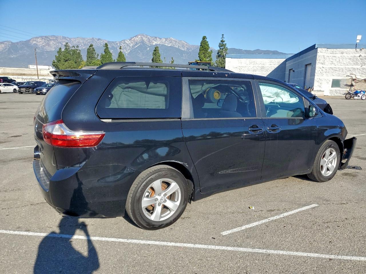 2017 TOYOTA SIENNA LE photo 3