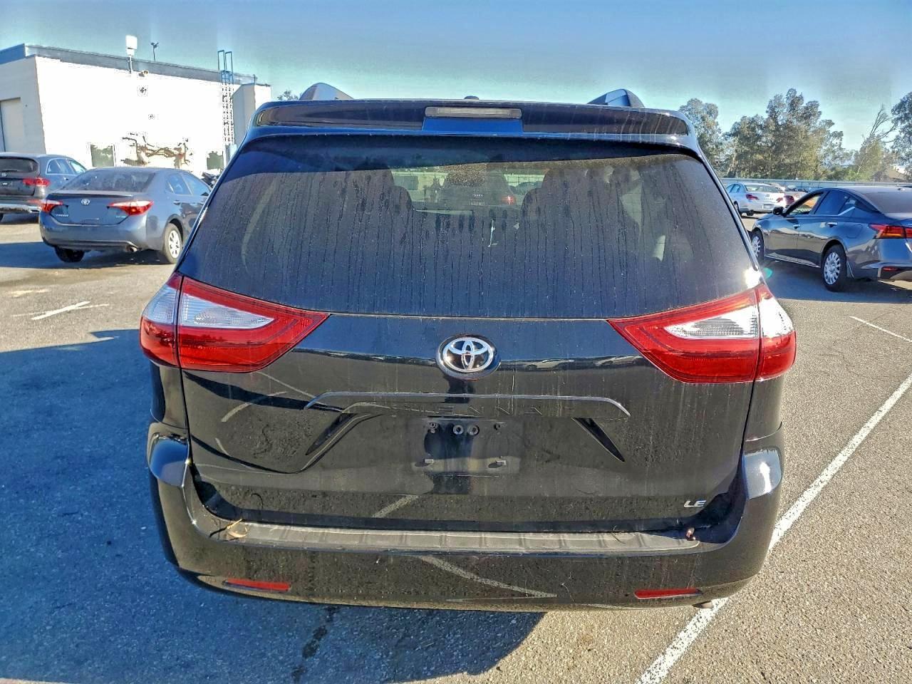 2017 TOYOTA SIENNA LE photo 6