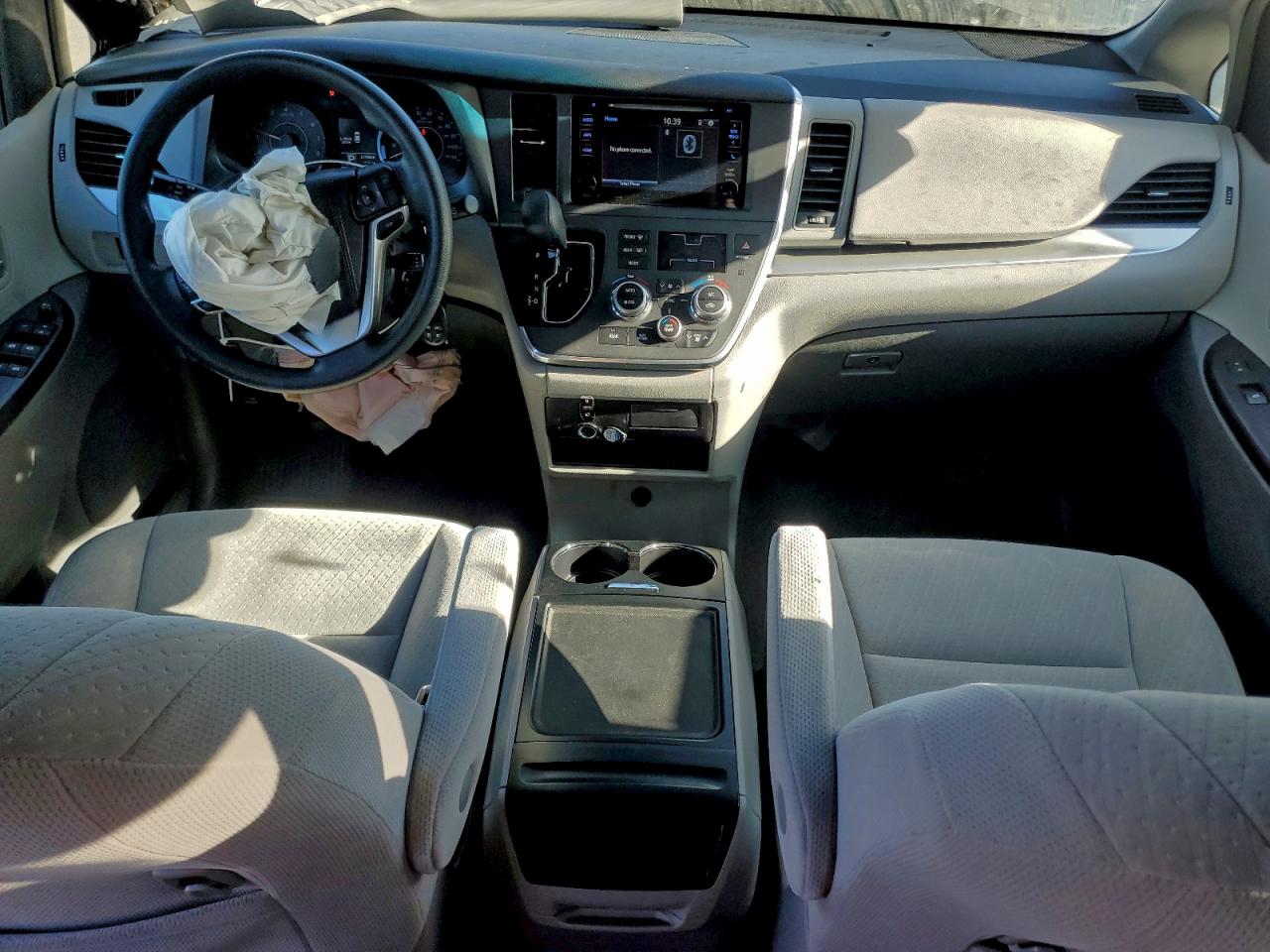 2017 TOYOTA SIENNA LE photo 8