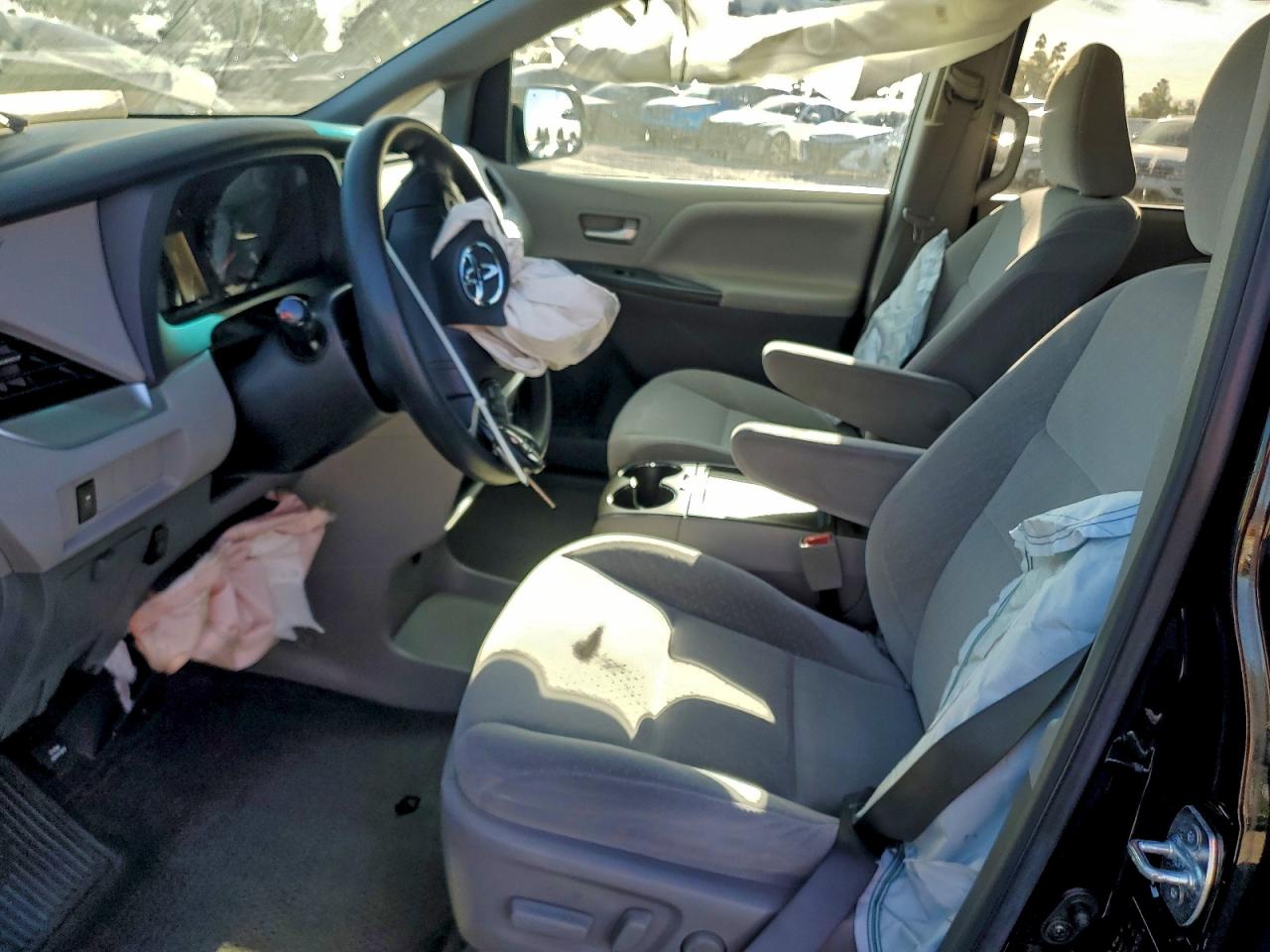 2017 TOYOTA SIENNA LE photo 7