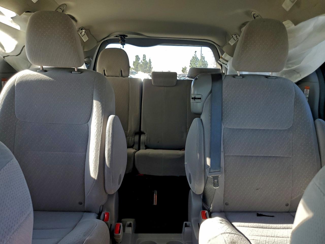 2017 TOYOTA SIENNA LE photo 10