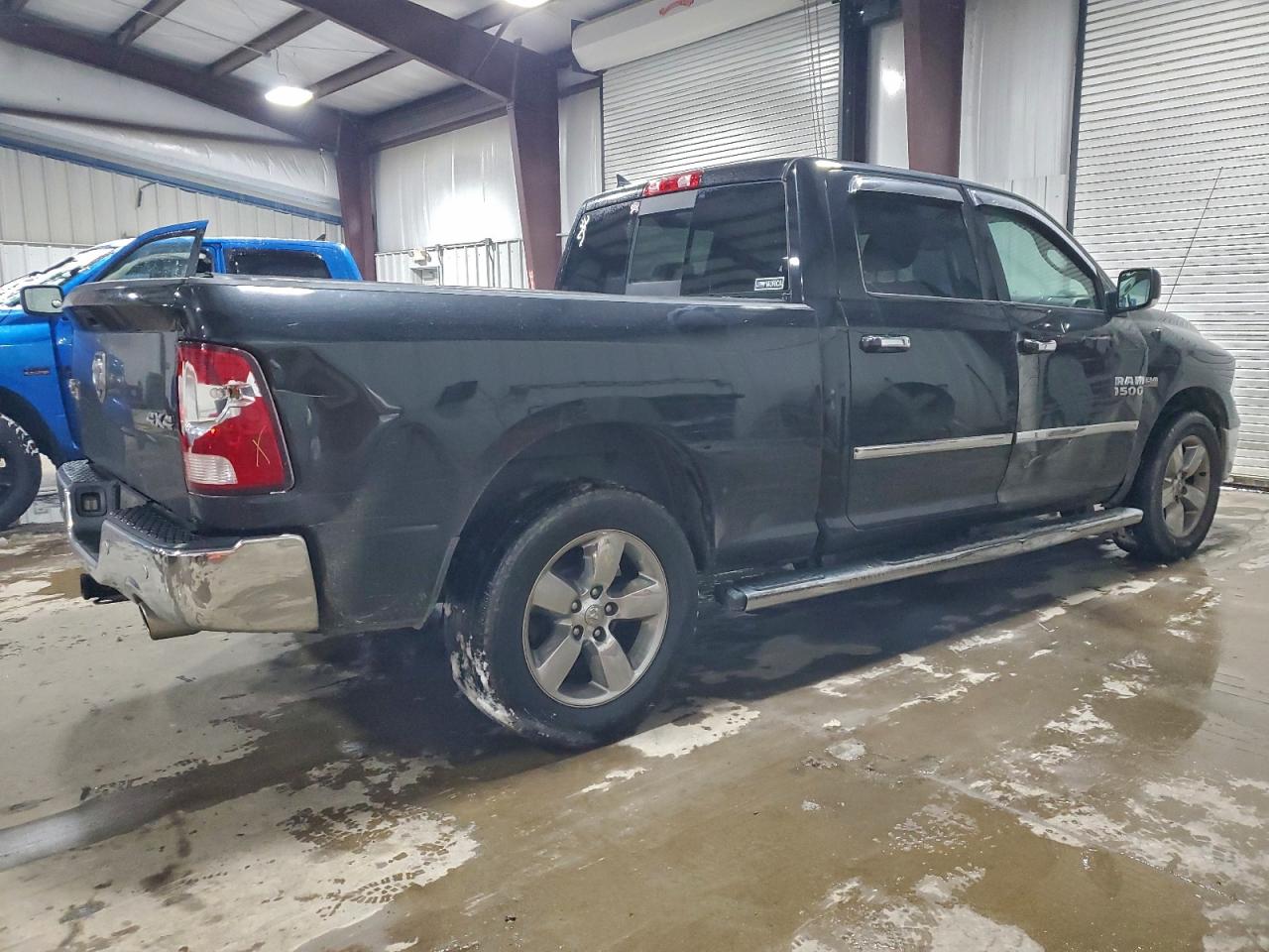 2016 RAM 1500 SLT photo 3