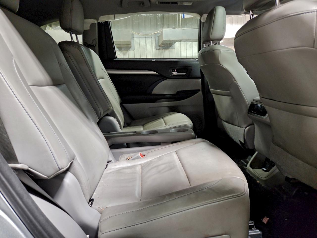 2017 TOYOTA HIGHLANDER SE photo 11