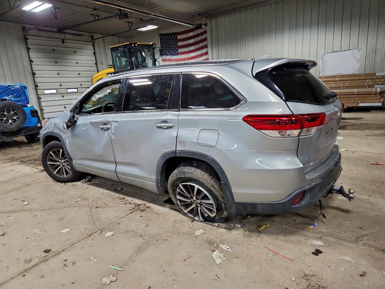 2017 TOYOTA HIGHLANDER SE photo 2