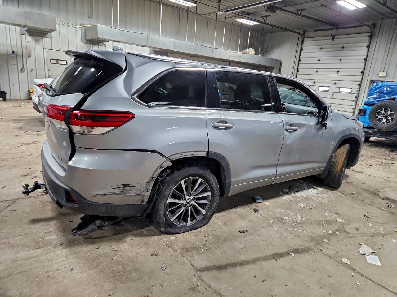 2017 TOYOTA HIGHLANDER SE photo 3