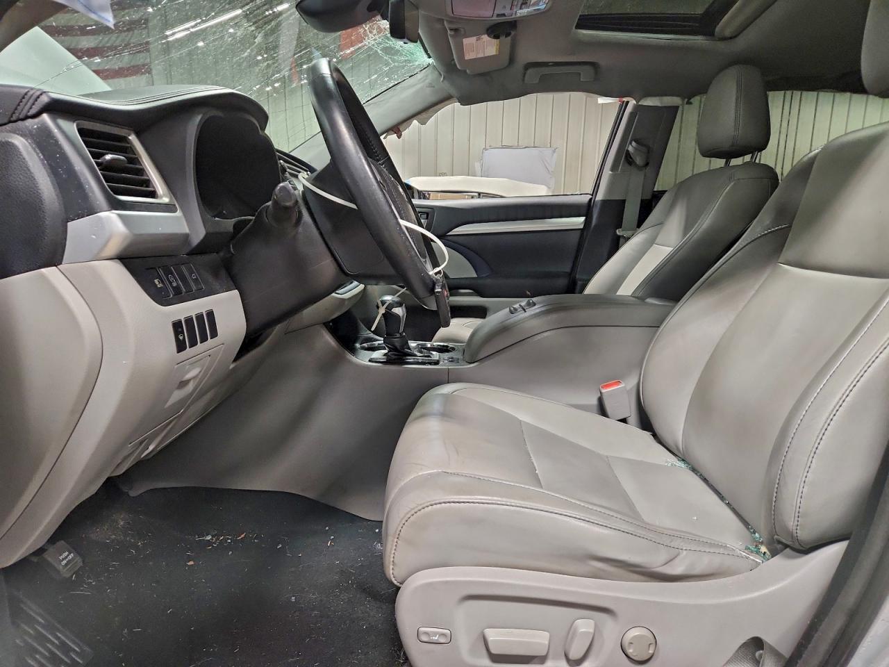 2017 TOYOTA HIGHLANDER SE photo 7