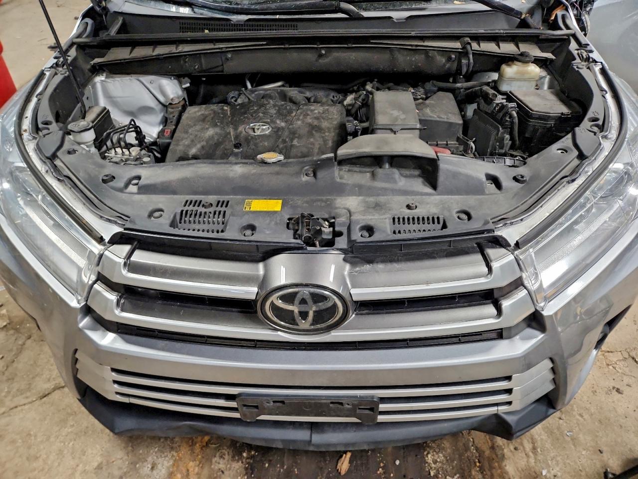 2017 TOYOTA HIGHLANDER SE photo 12
