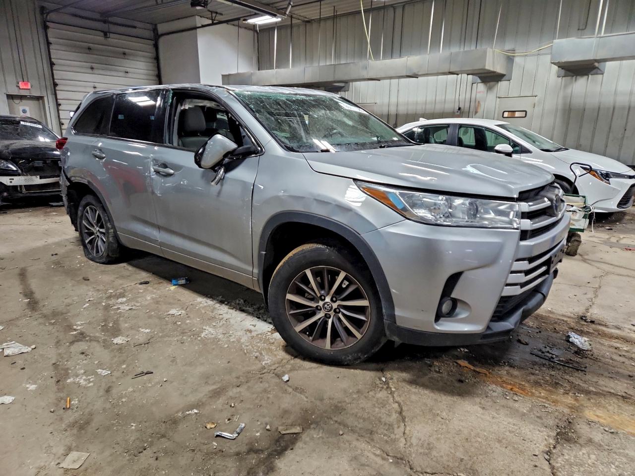 2017 TOYOTA HIGHLANDER SE photo 4