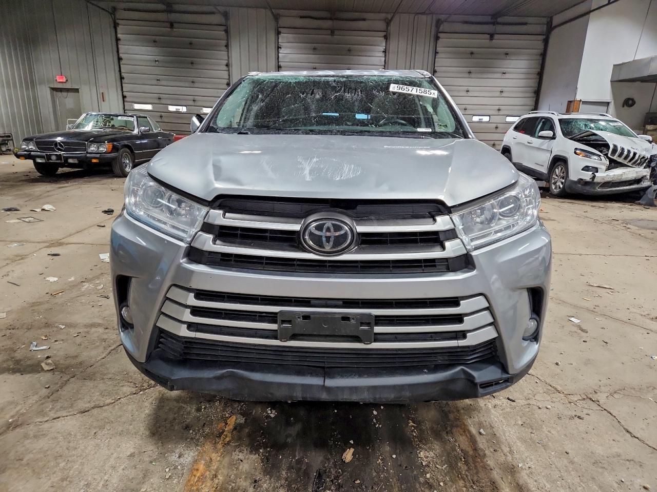 2017 TOYOTA HIGHLANDER SE photo 5