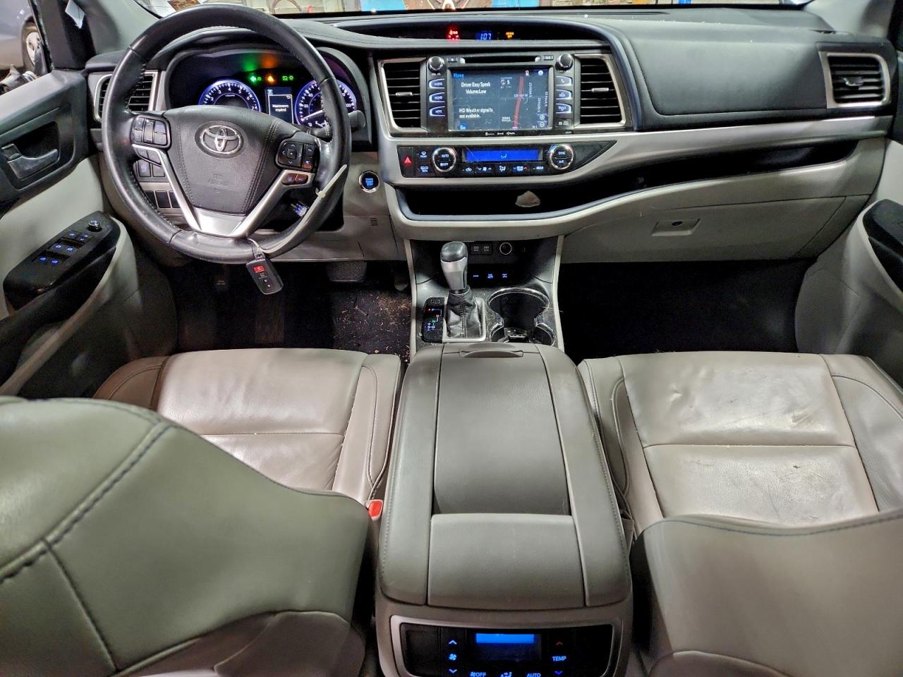 2017 TOYOTA HIGHLANDER SE photo 8