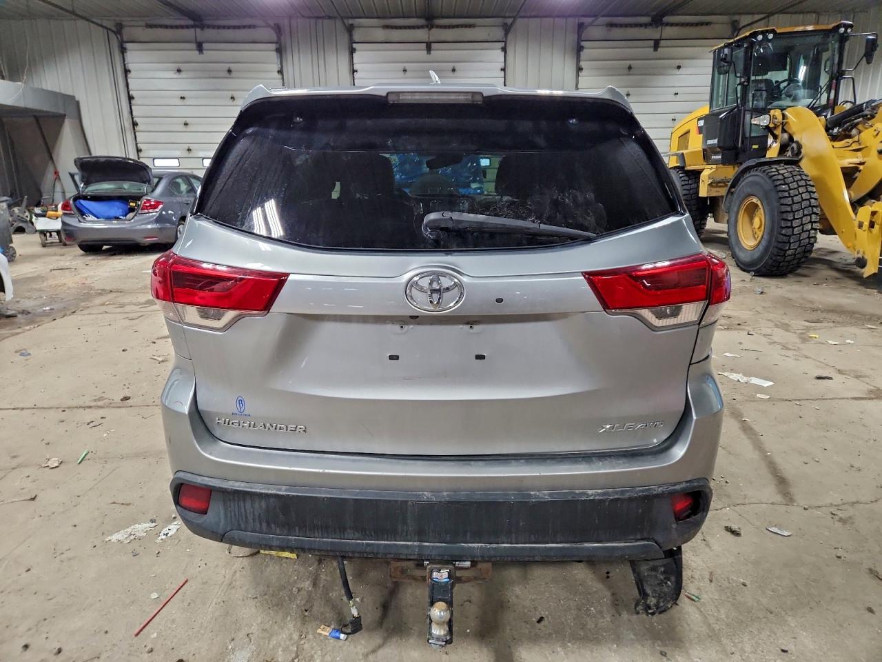 2017 TOYOTA HIGHLANDER SE photo 6