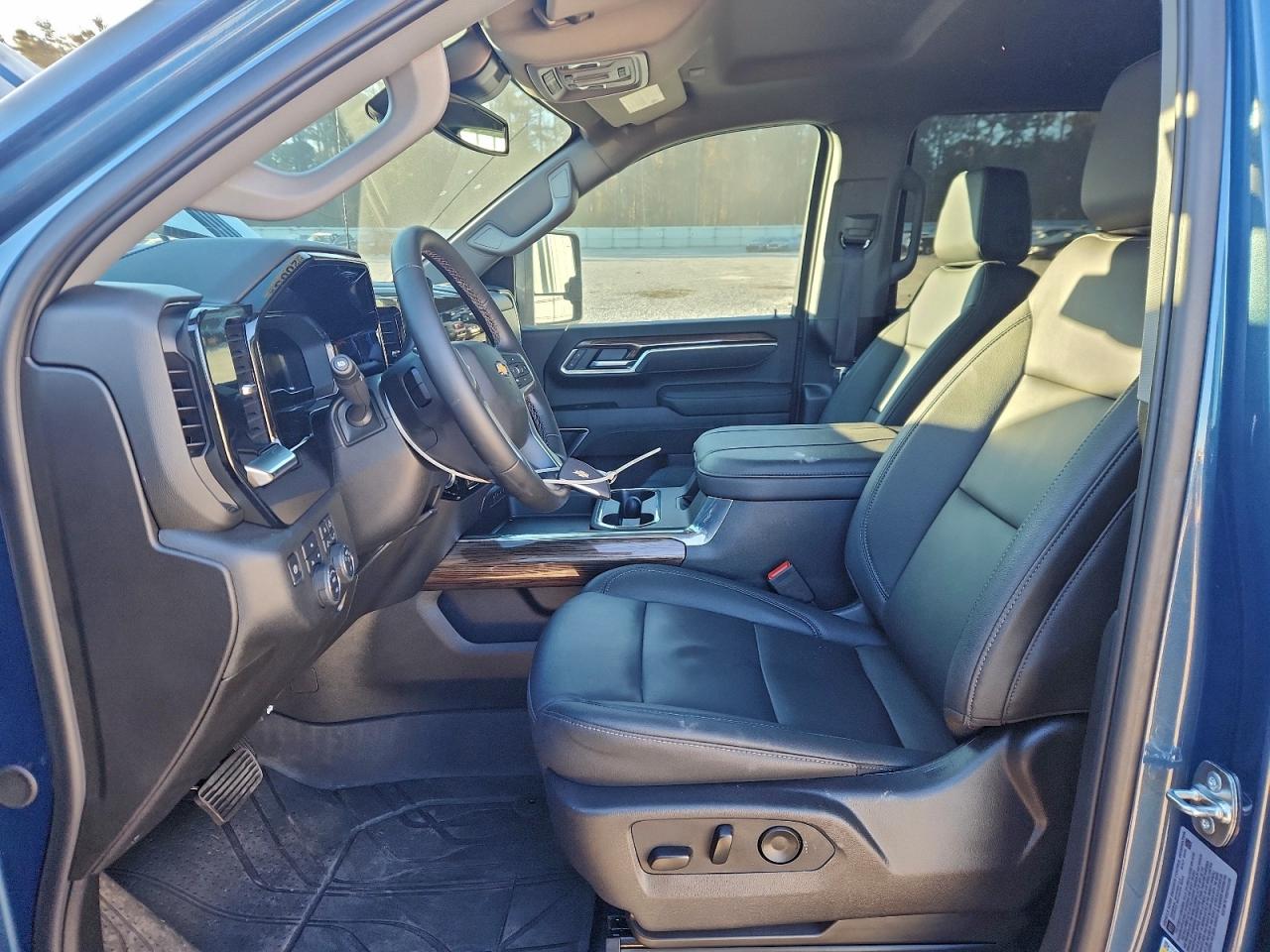 2025 CHEVROLET SILVERADO K3500 LT photo 7