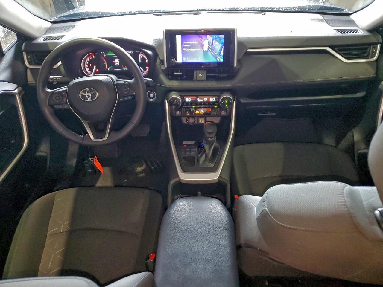 2024 TOYOTA RAV4 XLE photo 8