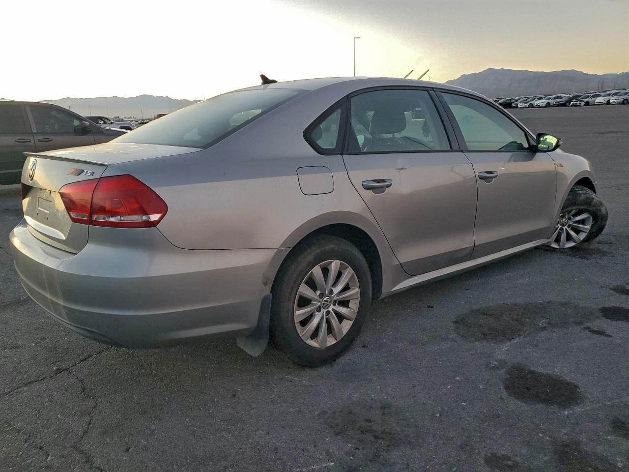 2014 VOLKSWAGEN PASSAT S photo 3