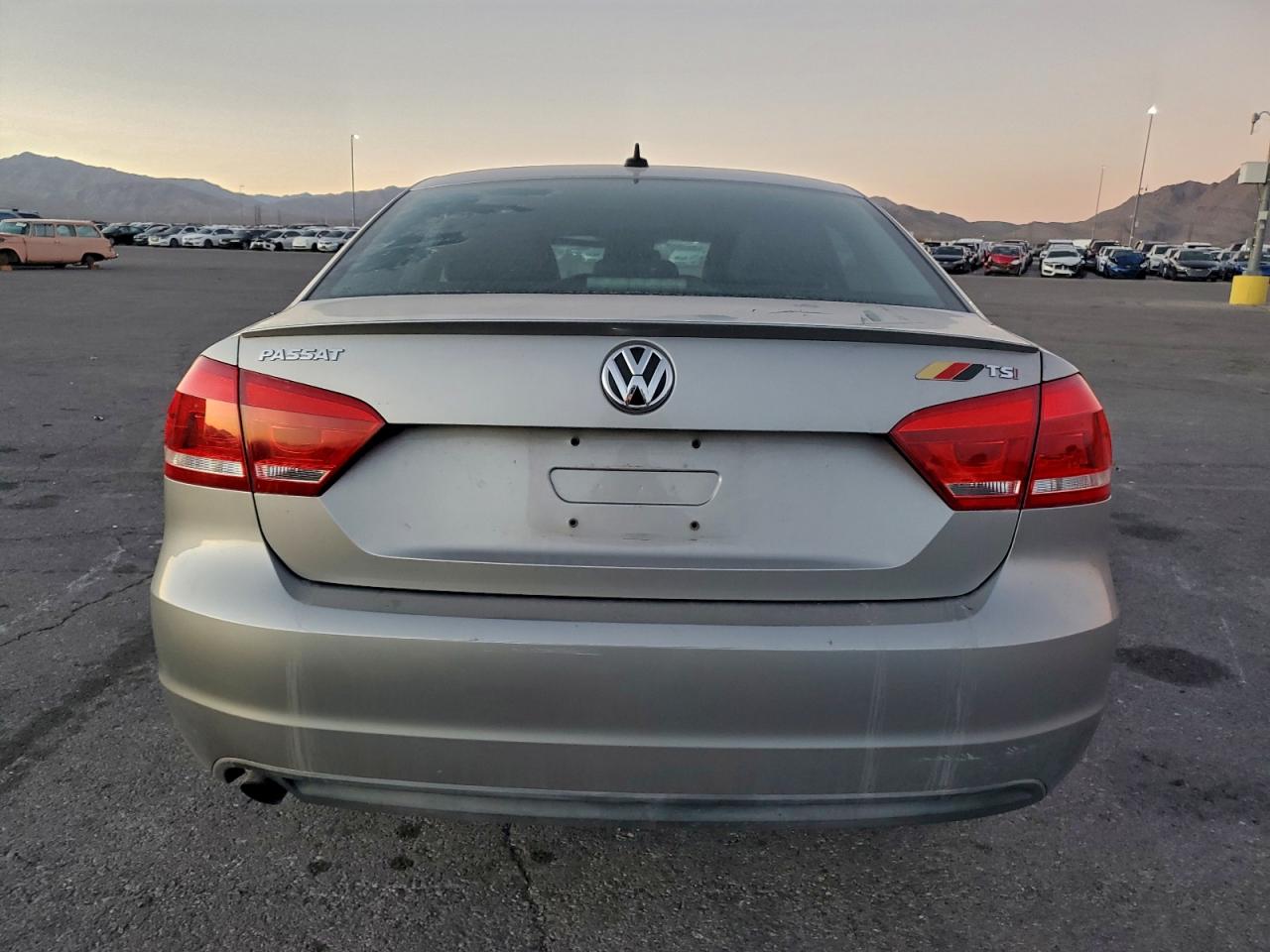 2014 VOLKSWAGEN PASSAT S photo 6