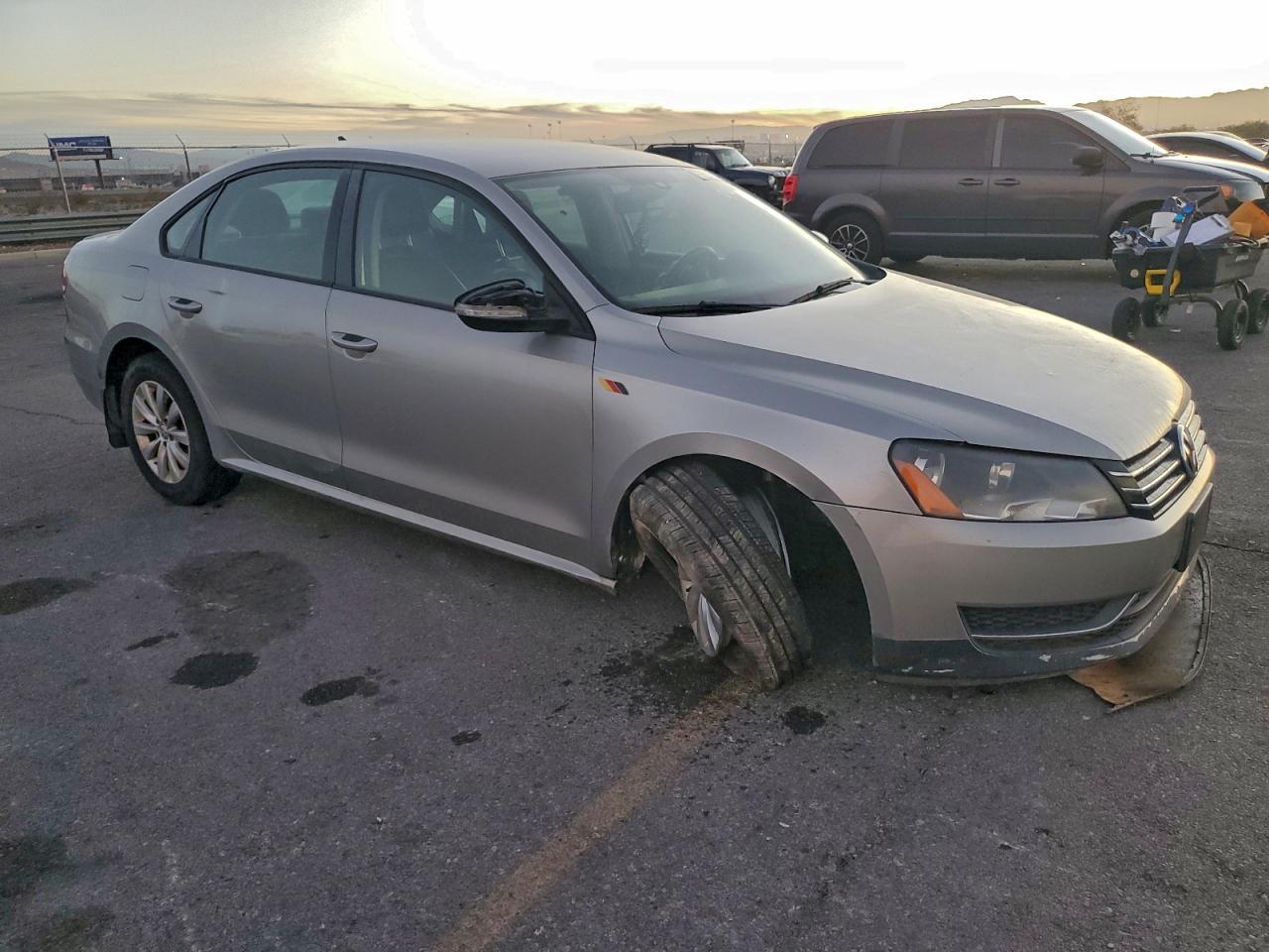 2014 VOLKSWAGEN PASSAT S photo 4