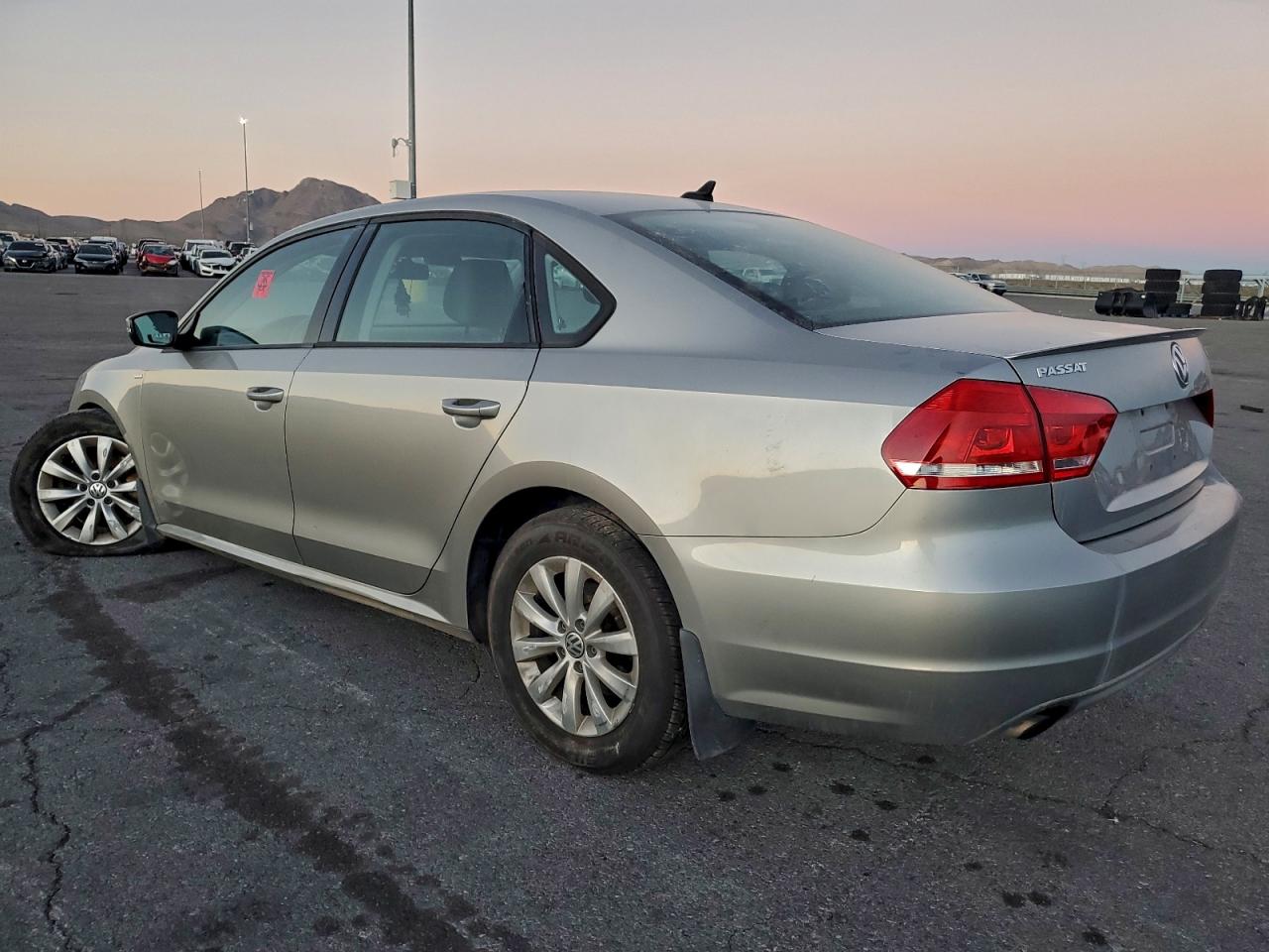 2014 VOLKSWAGEN PASSAT S photo 2