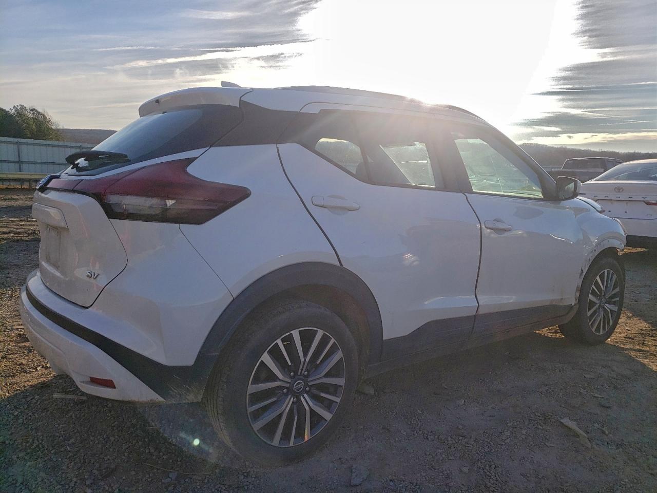 2021 NISSAN KICKS SV photo 3