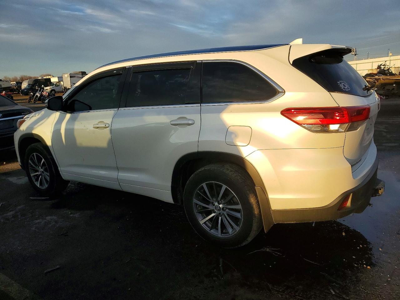 2018 TOYOTA HIGHLANDER SE photo 2