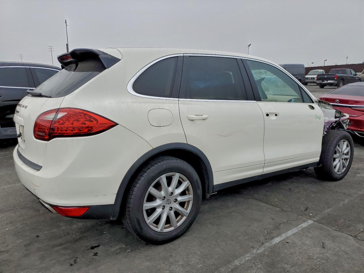 2011 PORSCHE CAYENNE photo 3