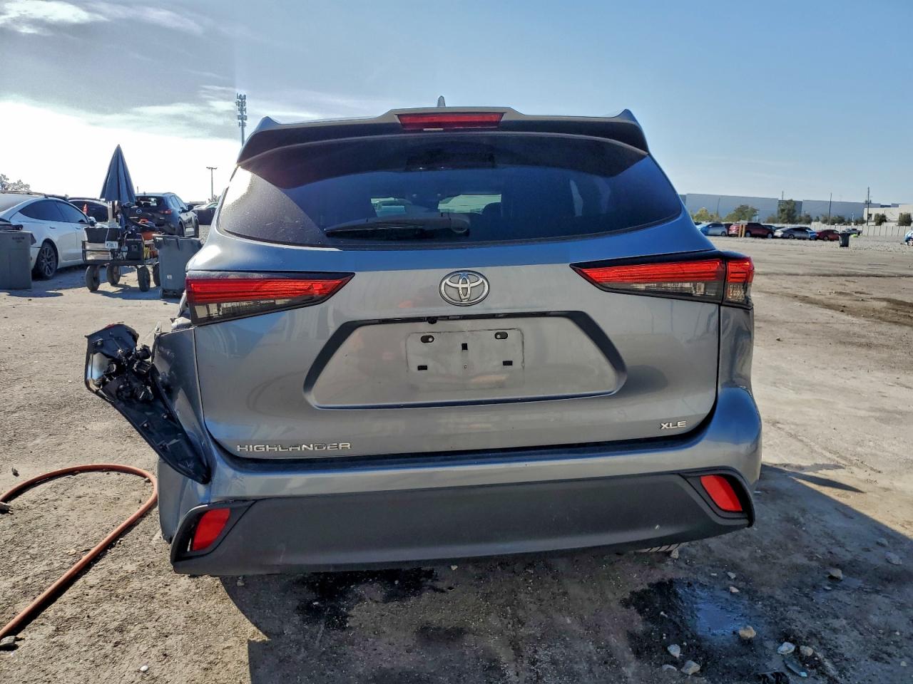 2021 TOYOTA HIGHLANDER XLE photo 6