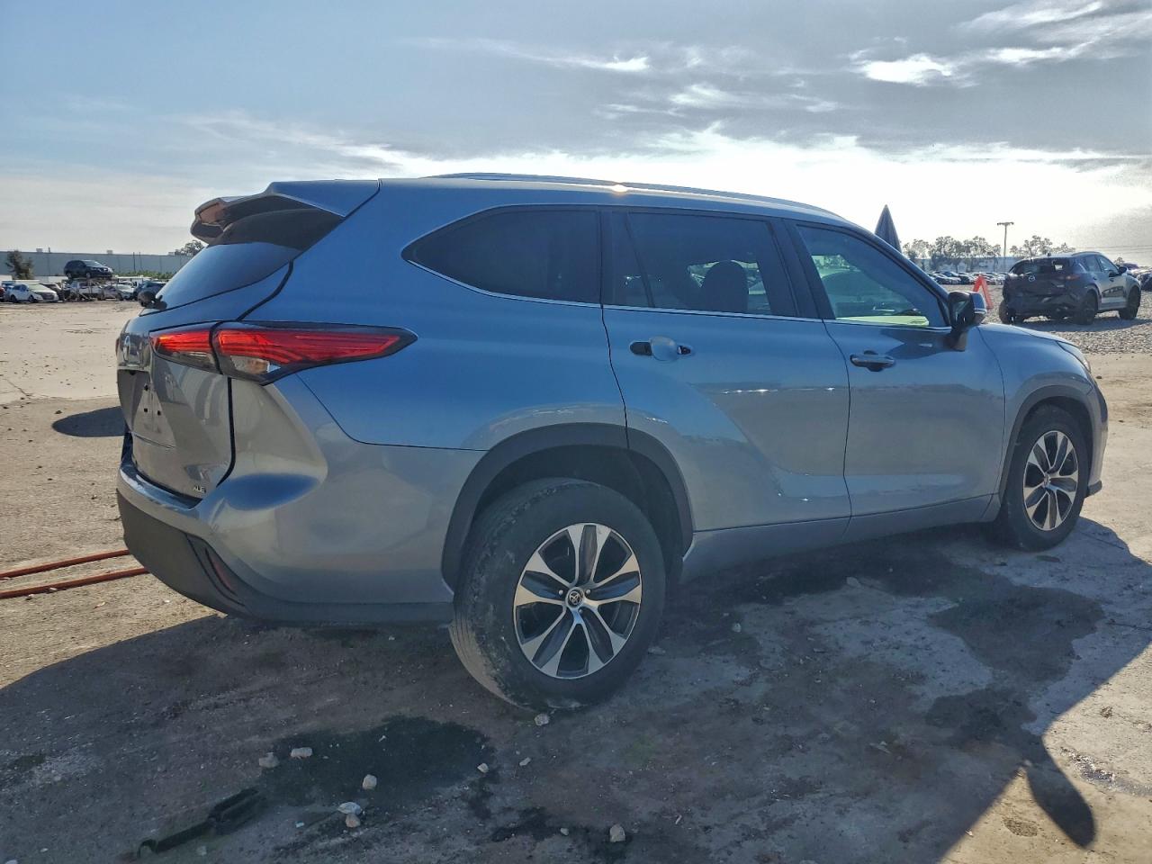 2021 TOYOTA HIGHLANDER XLE photo 3