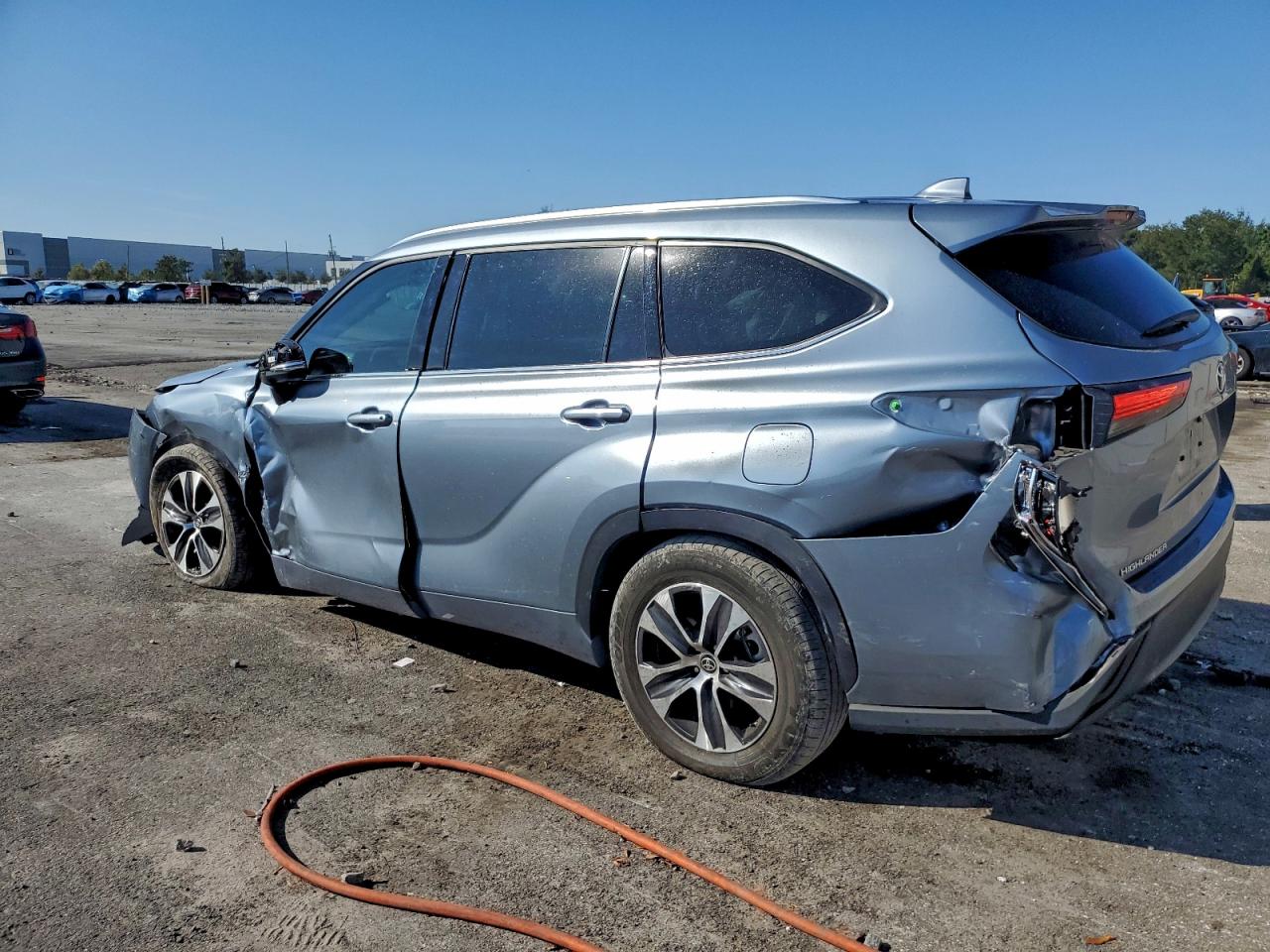 2021 TOYOTA HIGHLANDER XLE photo 2