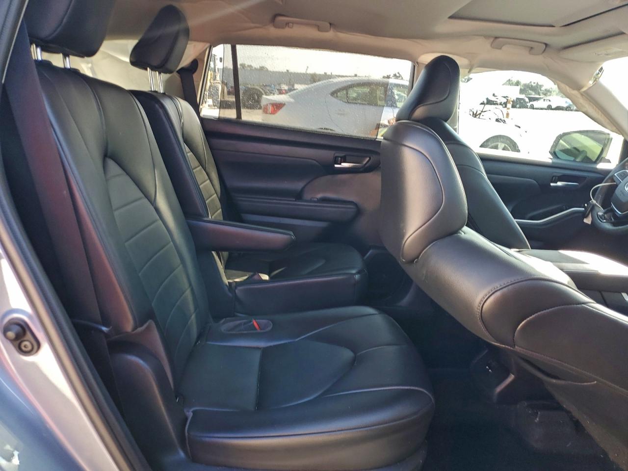 2021 TOYOTA HIGHLANDER XLE photo 11