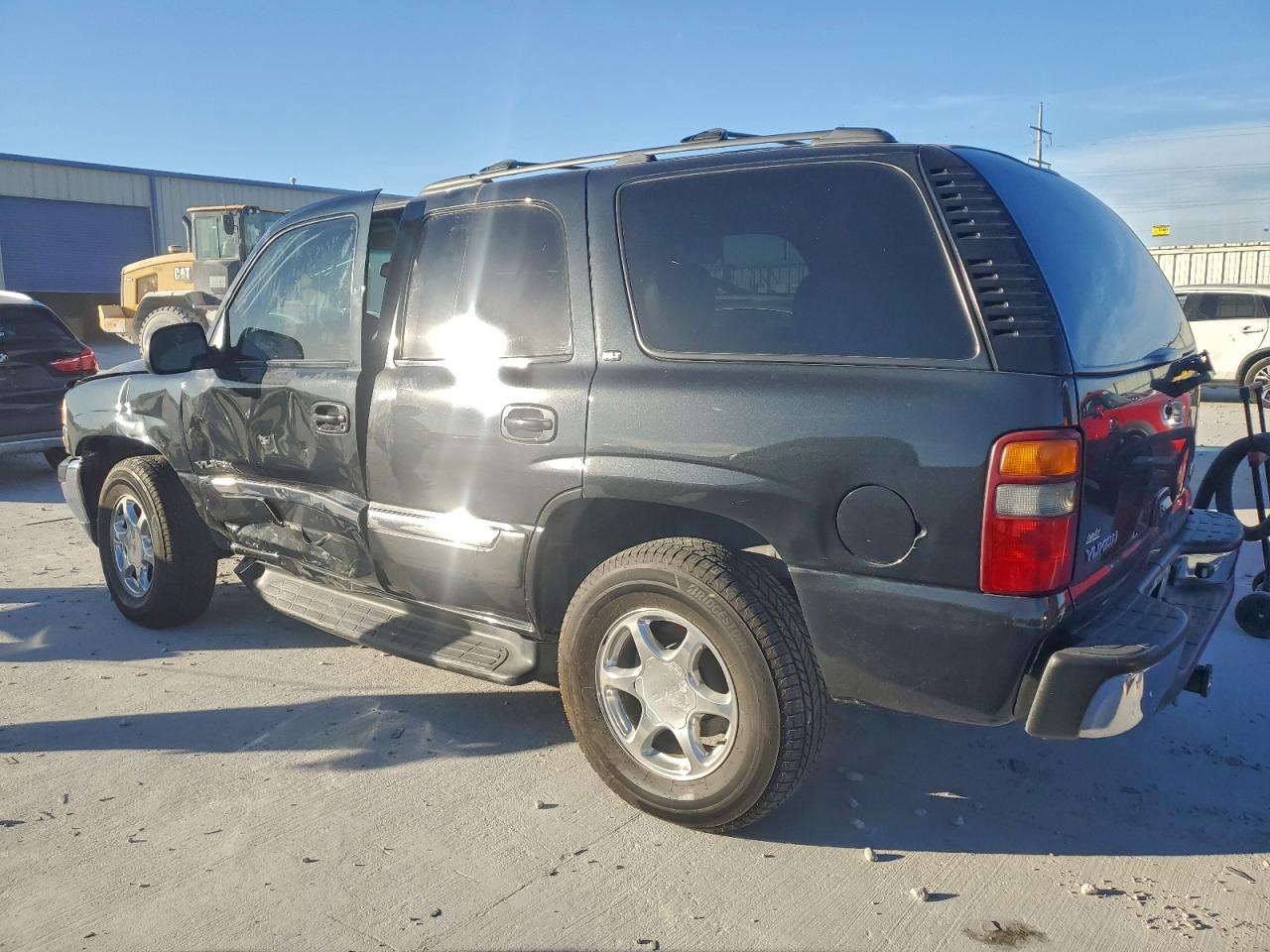 2003 GMC YUKON photo 2